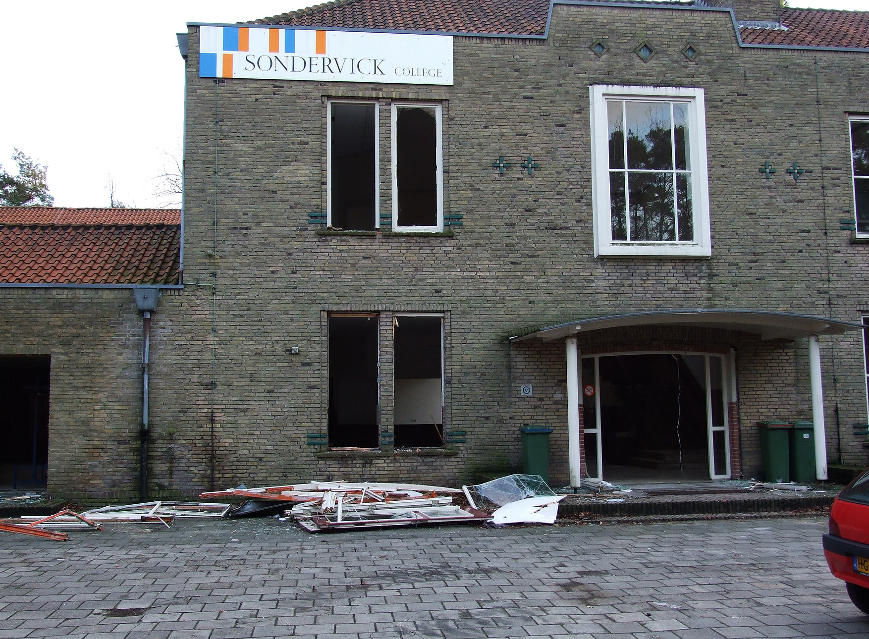 Project Sondervick college  Veldhoven  compleet leeg ruimen van 5 locaties